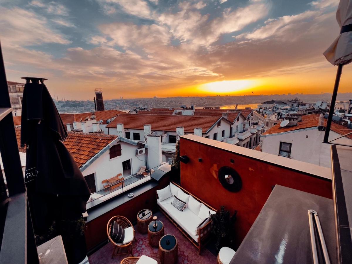 איסטמבול Ruz Hotels מראה חיצוני תמונה Sunset over the rooftops of the city