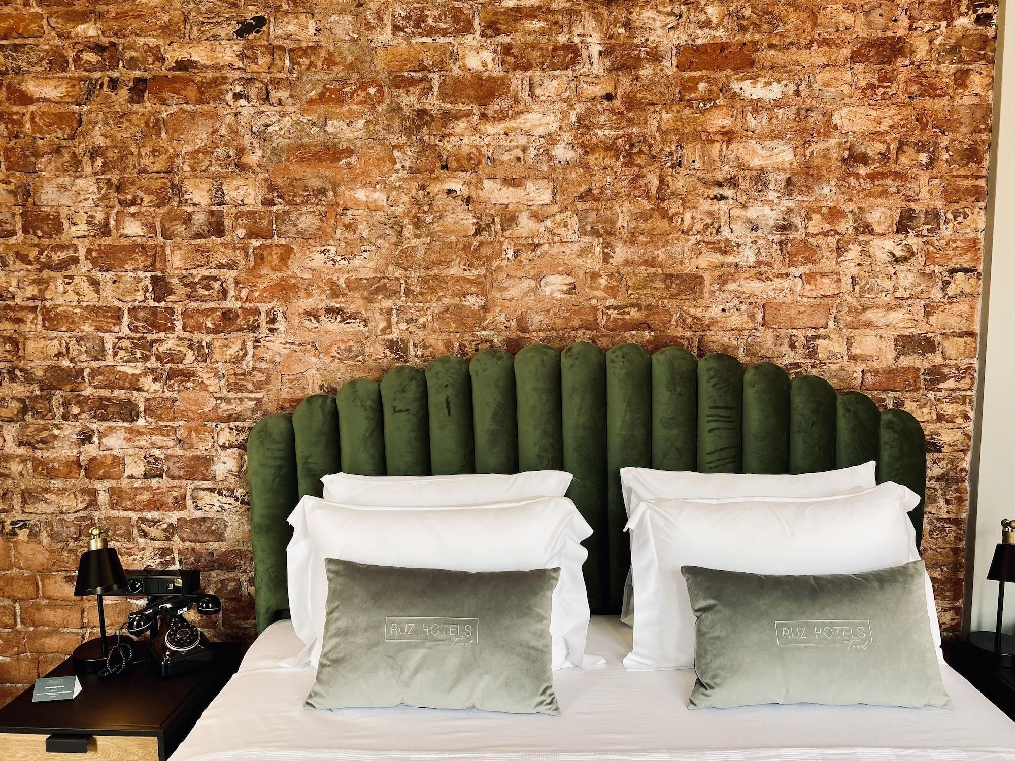 איסטמבול Ruz Hotels מראה חיצוני תמונה A bed with two pillows