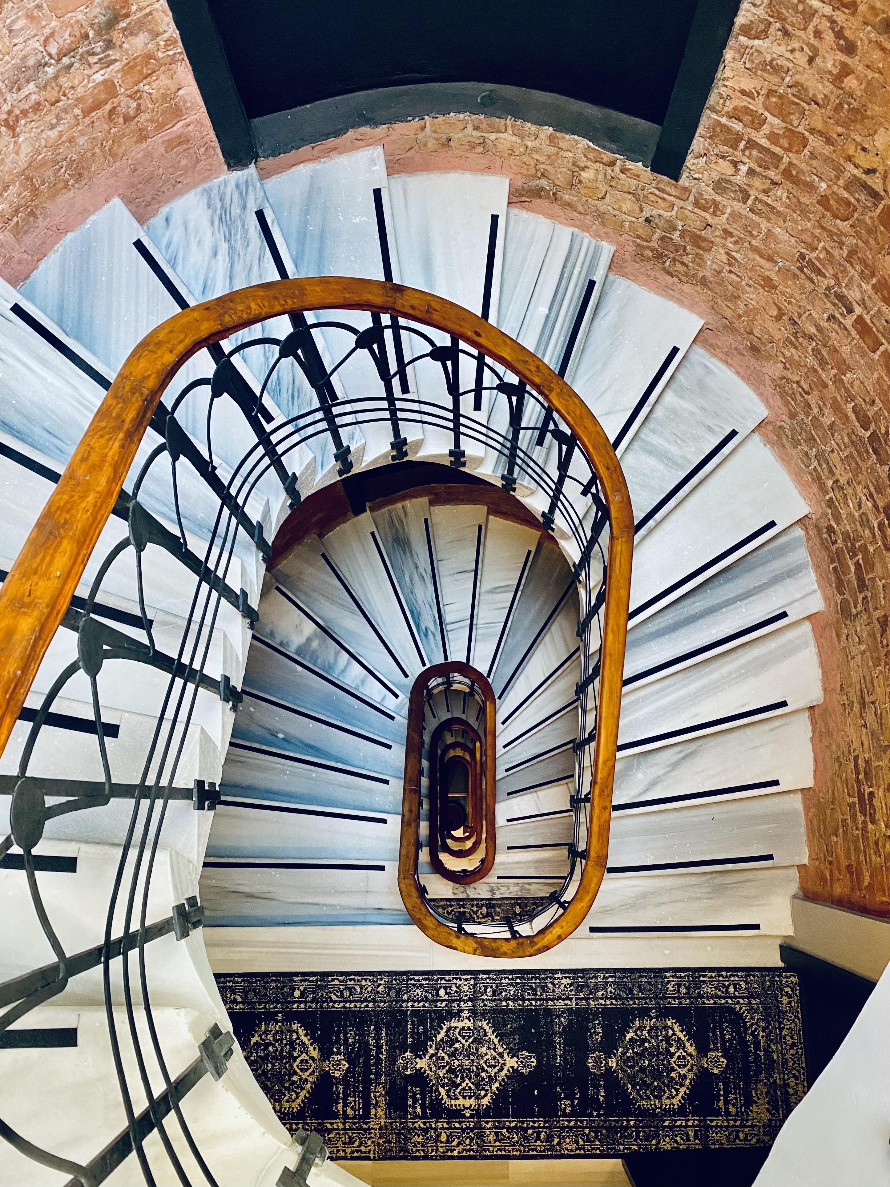 איסטמבול Ruz Hotels מראה חיצוני תמונה Spiral staircase